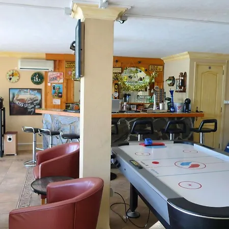 Large Heated Pool, Hot Tub, Bar, Games Room, Gym, 2 Caves, New Outdoor Kitchen *