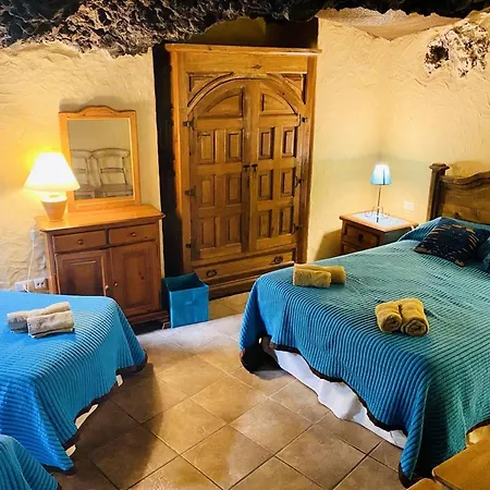 Large Heated Pool, Hot Tub, Bar, Games Room, Gym, 2 Caves, New Outdoor Kitchen