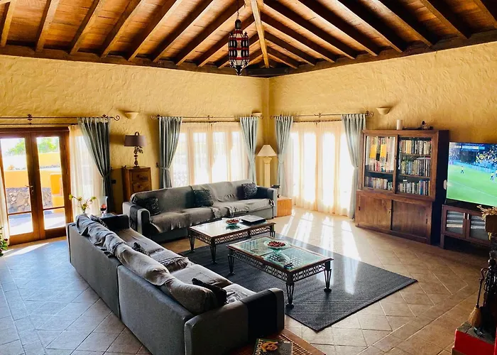 Large Heated Pool, Hot Tub, Bar, Games Room, Gym, 2 Caves, New Outdoor Kitchen Villa