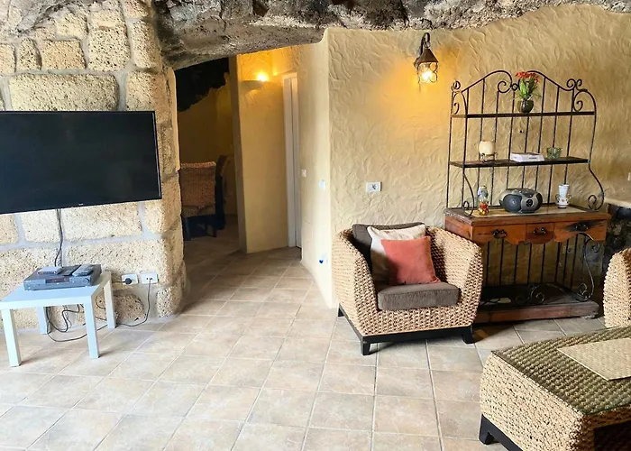 Large Heated Pool, Hot Tub, Bar, Games Room, Gym, 2 Caves, New Outdoor Kitchen