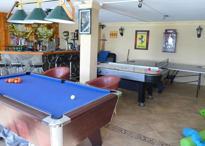 Villa Large Heated Pool, Hot Tub, Bar, Games Room, Gym, 2 Caves, New Outdoor Kitchen *