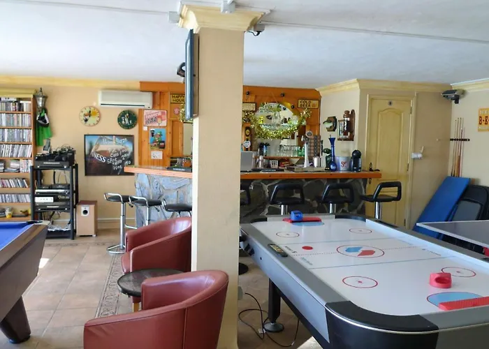 Large Heated Pool, Hot Tub, Bar, Games Room, Gym, 2 Caves, New Outdoor Kitchen *