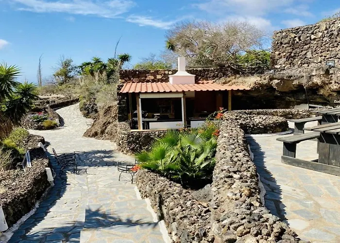 Large Heated Pool, Hot Tub, Bar, Games Room, Gym, 2 Caves, New Outdoor Kitchen Atogo