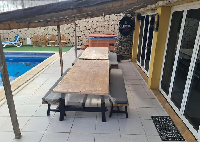 Large Heated Pool, Hot Tub, Bar, Games Room, Gym, 2 Caves, New Outdoor Kitchen Villa