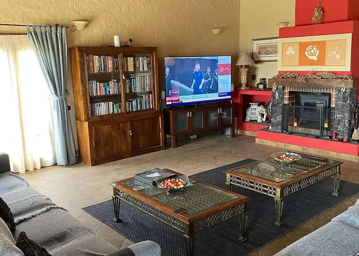 Large Heated Pool, Hot Tub, Bar, Games Room, Gym, 2 Caves, New Outdoor Kitchen