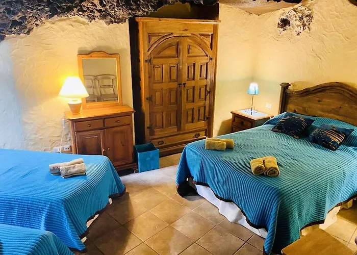 Large Heated Pool, Hot Tub, Bar, Games Room, Gym, 2 Caves, New Outdoor Kitchen