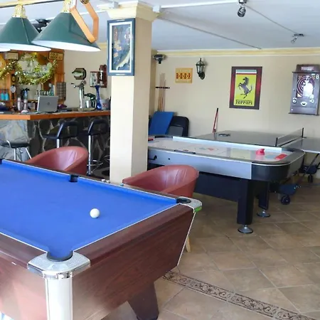 Villa Large Heated Pool, Hot Tub, Bar, Games Room, Gym, 2 Caves, New Outdoor Kitchen *