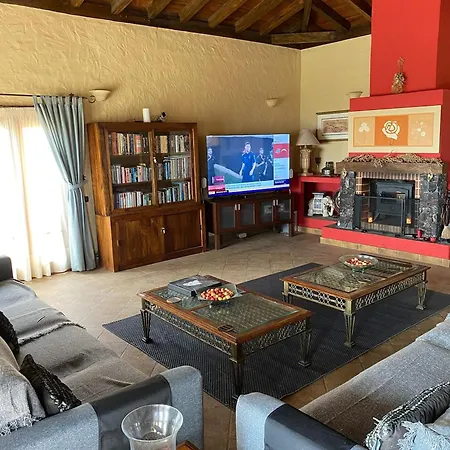 Large Heated Pool, Hot Tub, Bar, Games Room, Gym, 2 Caves, New Outdoor Kitchen