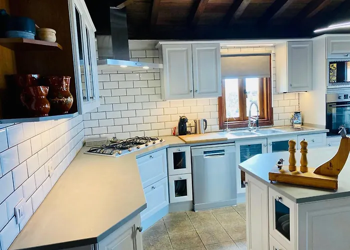 Large Heated Pool, Hot Tub, Bar, Games Room, Gym, 2 Caves, New Outdoor Kitchen * Atogo