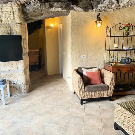 Large Heated Pool, Hot Tub, Bar, Games Room, Gym, 2 Caves, New Outdoor Kitchen