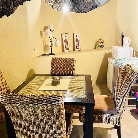 Large Heated Pool, Hot Tub, Bar, Games Room, Gym, 2 Caves, New Outdoor Kitchen Villa *