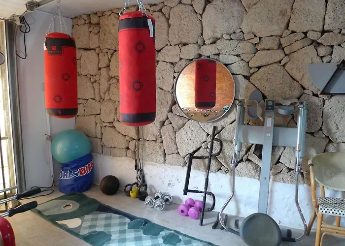 Large Heated Pool, Hot Tub, Bar, Games Room, Gym, 2 Caves, New Outdoor Kitchen